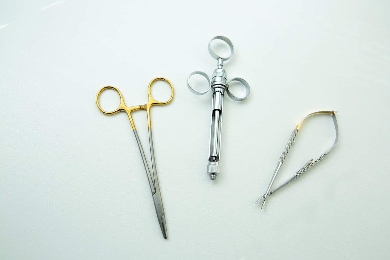 Klucz do sukcesu w operacjach – jakie narzędzia powinien posiadać chirurg?