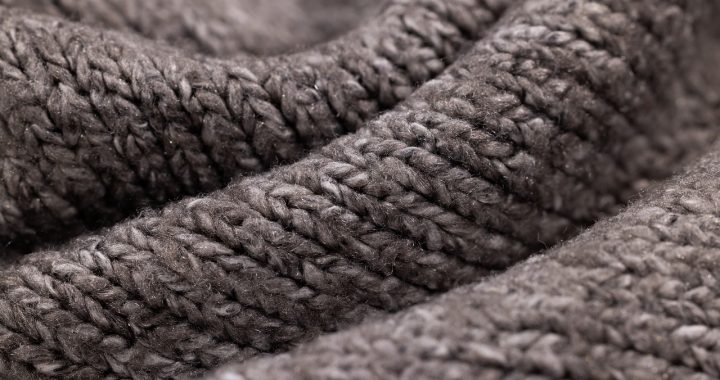 Jakie są zalety swetrów moherowych damskich?